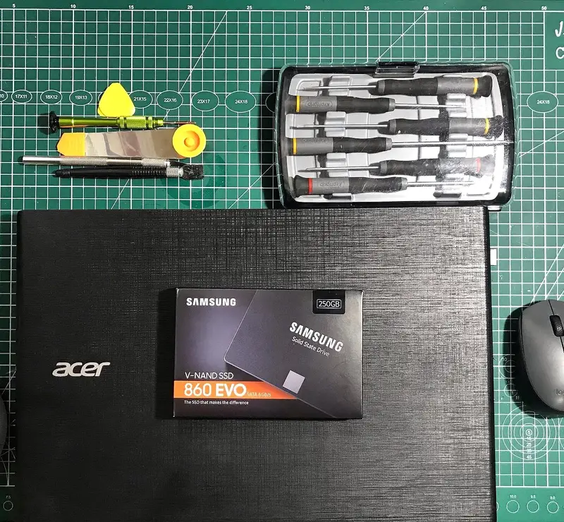 Acer laptop üzerinde Samsung 860 EVO SSD kutusu ve hassas tornavida seti; SSD yükseltmesi öncesi