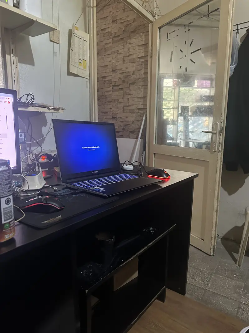Atölye masasında Windows kurulumu yapılan laptop