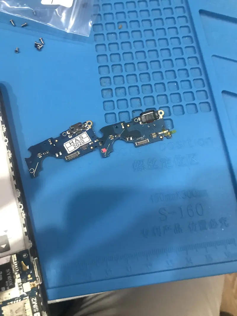 General Mobile telefon için yeni şarj soketi kartları, takılmadan önce