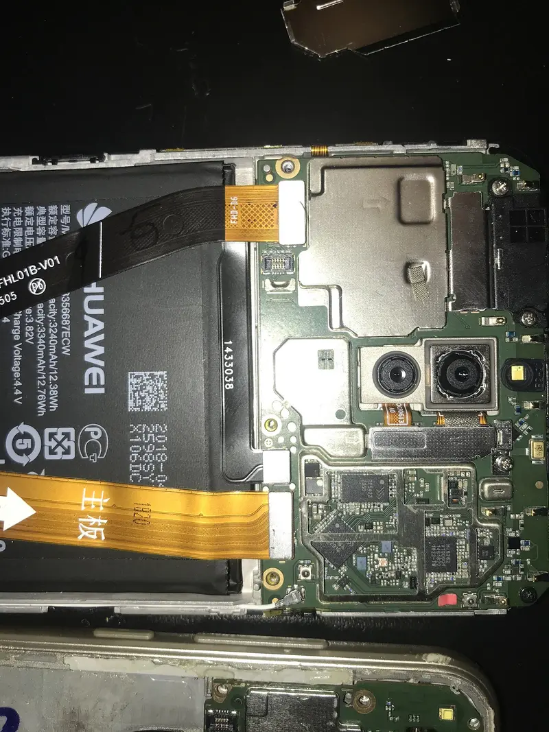 Huawei telefonun açılmış anakartı ve kameraları, onarım sırasında