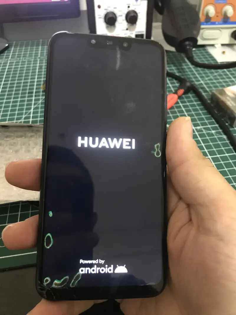 Ekranı değiştirilmiş Huawei telefon, açılış ekranında