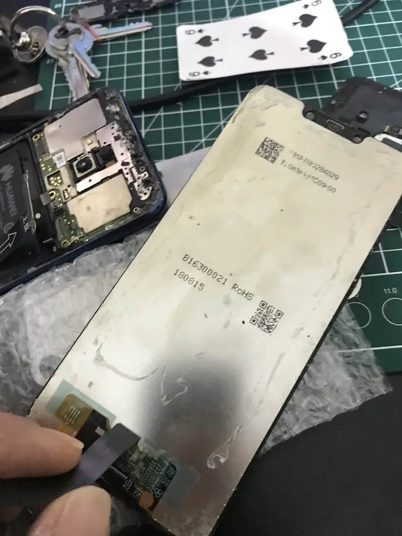 Huawei telefondan eski ekran paneli ayrılıyor