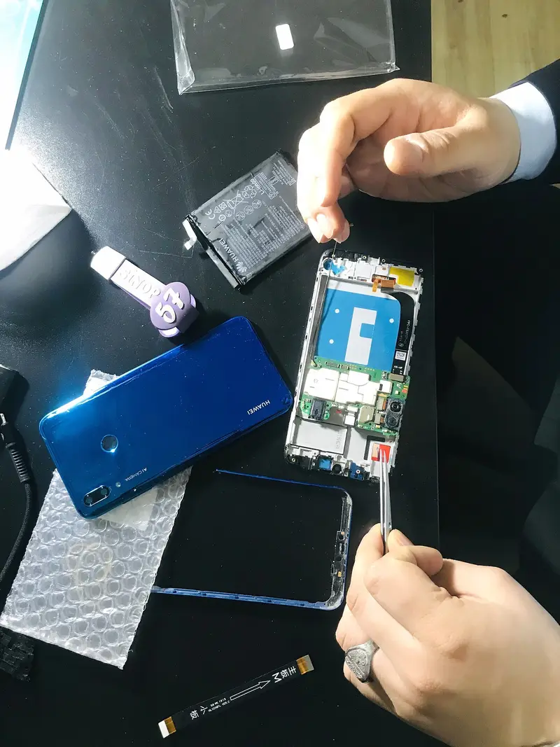 Huawei telefon onarımı: kasa açık, batarya ve anakart çıkarılmış