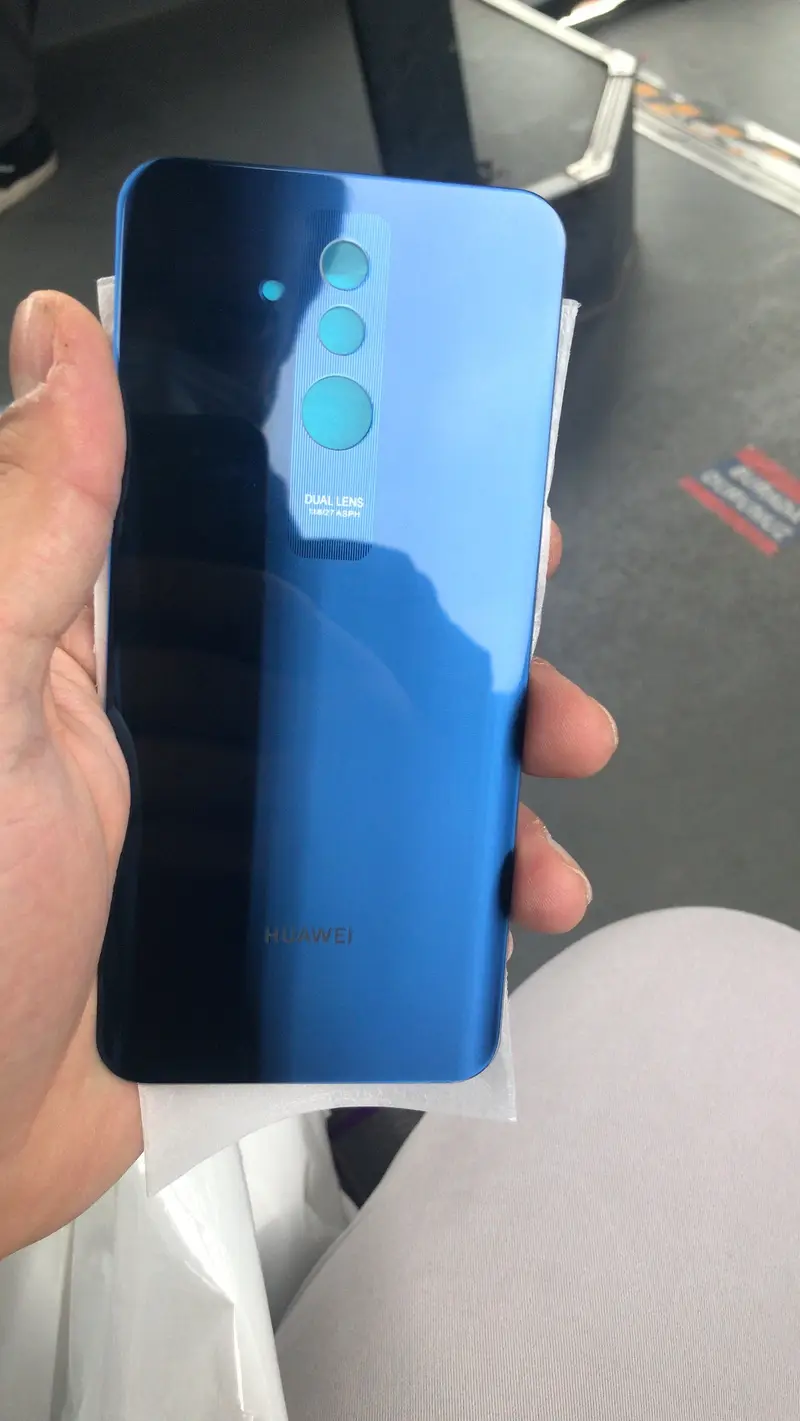 Yeni mavi arka kapağı takılmış Huawei telefon