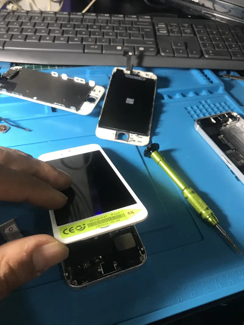 iPhone ekran değişimi; yeni ekran takılmadan önce test ediliyor