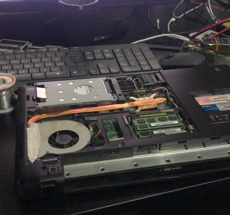 Alt kapağı açılmış laptop; fan, ısı borusu, disk ve RAM bakımı