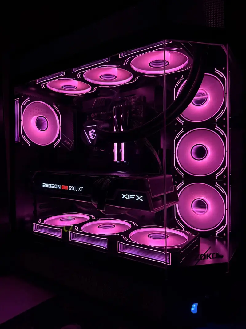 Pembe RGB fanlı, cam kasalı toplama oyun bilgisayarı