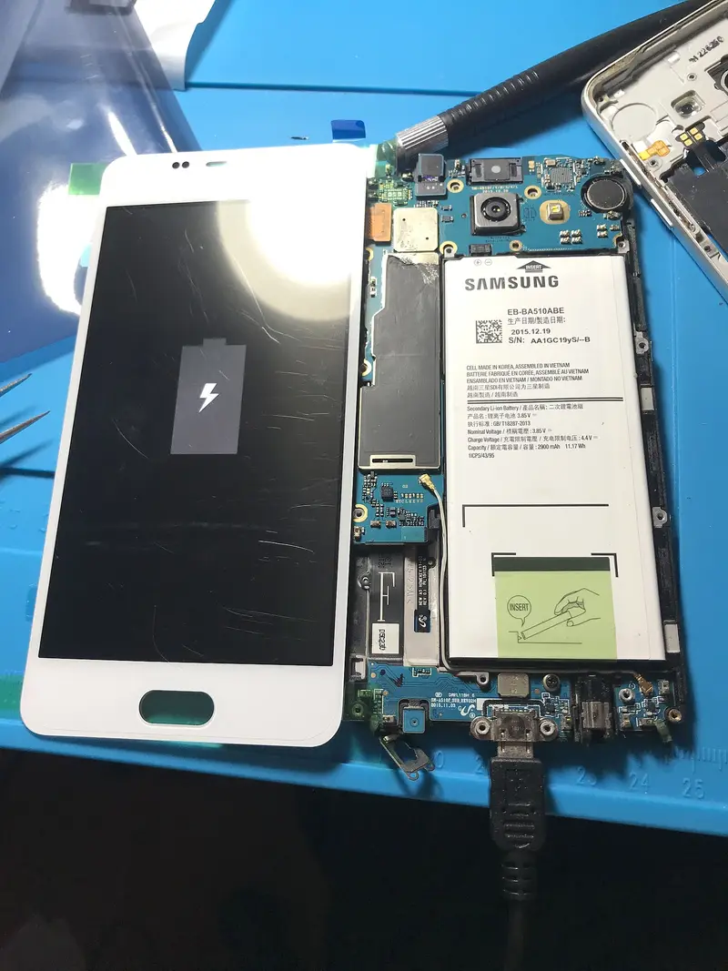 Kasası açık Samsung telefon; yeni ekran takıldı, şarj testi yapılıyor