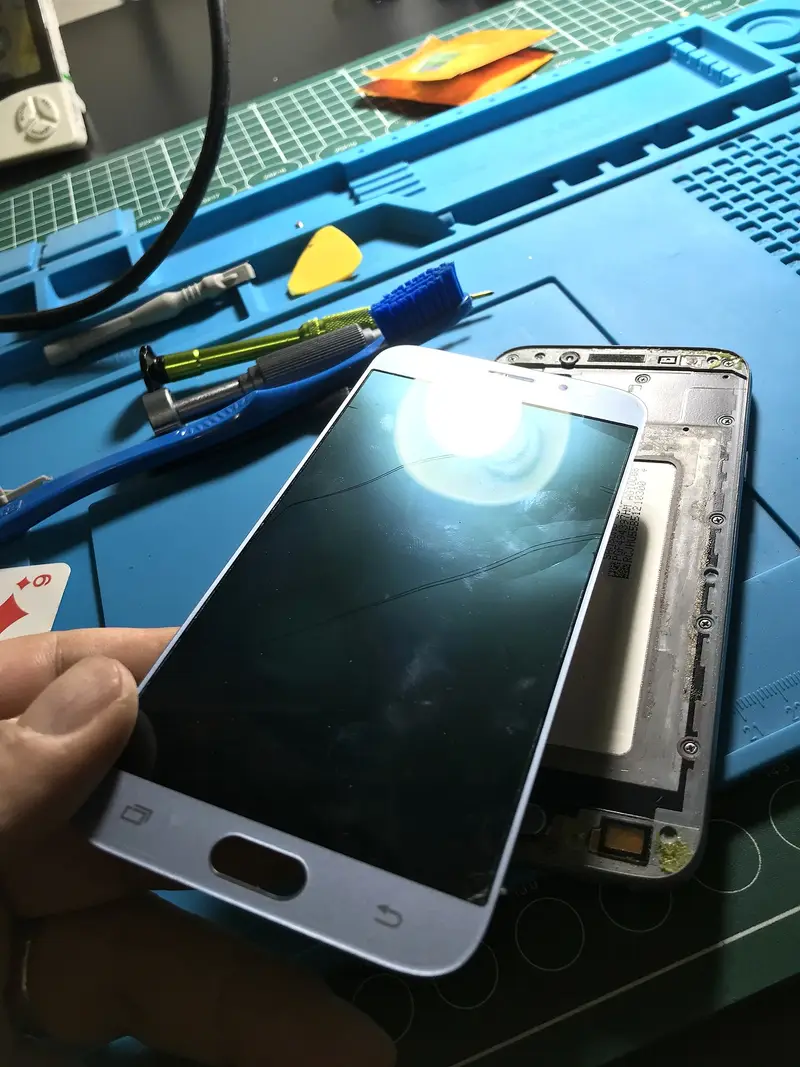 Samsung Galaxy telefona yeni ekran takılıyor