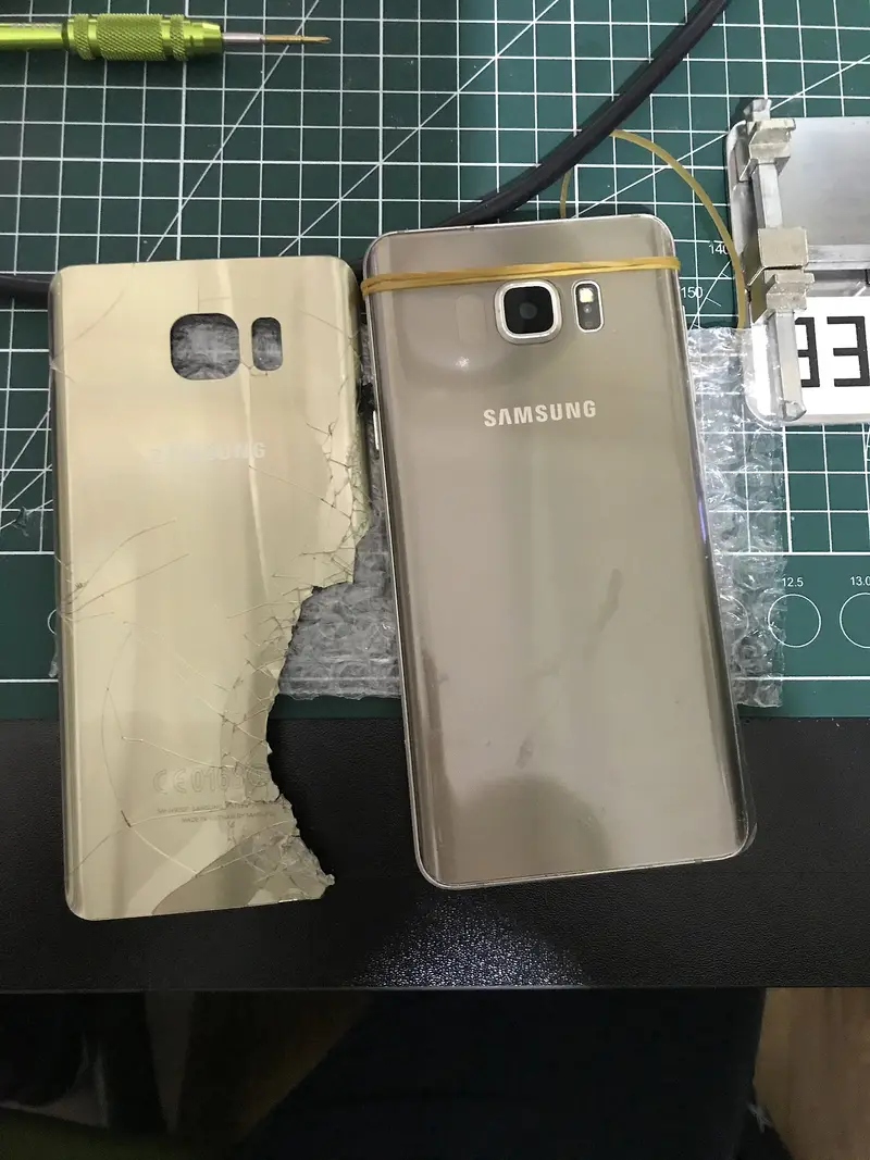 Samsung Galaxy Note: solda kırık eski arka cam, sağda değiştirilen yeni arka cam