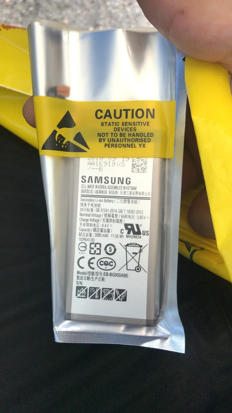 Paketinden yeni çıkmış Samsung telefon bataryası, takılmadan önce