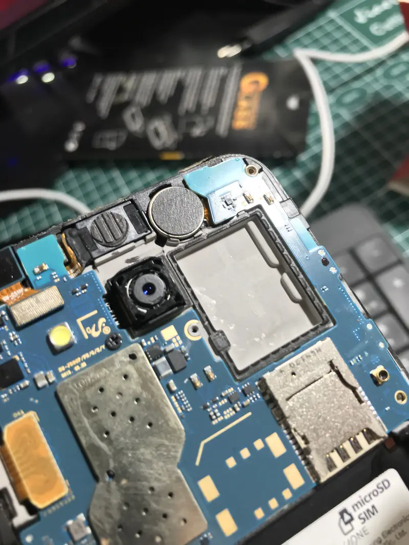 Telefon anakartı, kamera modülü ve SIM yuvası onarımı