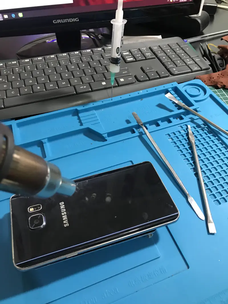 Antistatik tezgahta telefon arka kapağını ısıtarak sökme