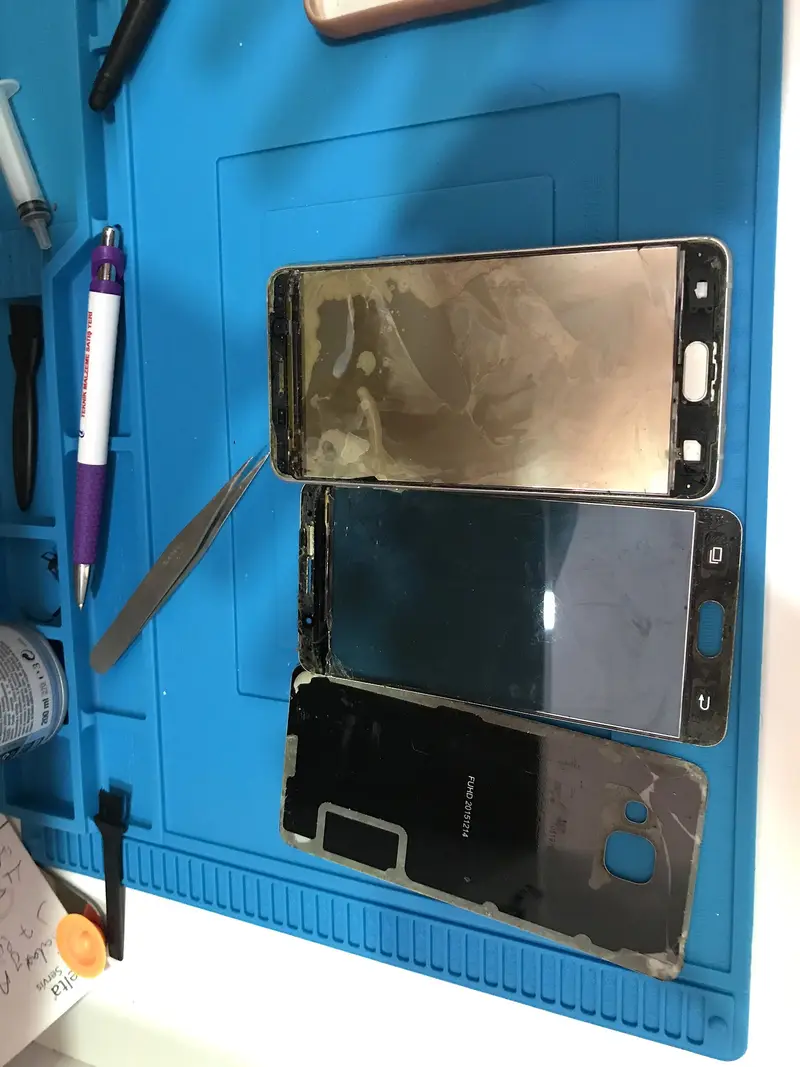 Tamir matında ekranları sökülmüş üç Samsung Galaxy telefon