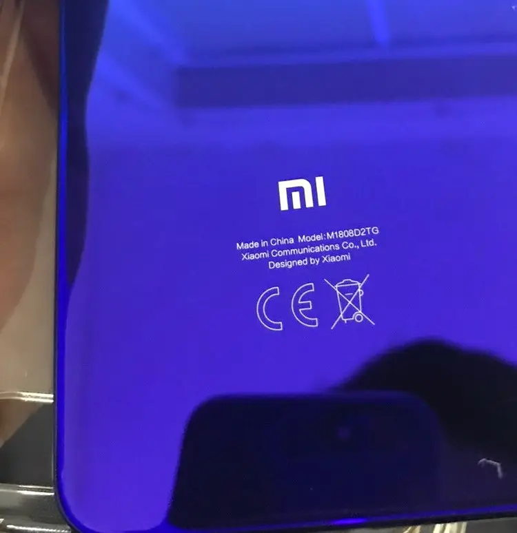 Değişimi yapılmış parlak mavi Xiaomi Mi 8 Lite arka kapağı